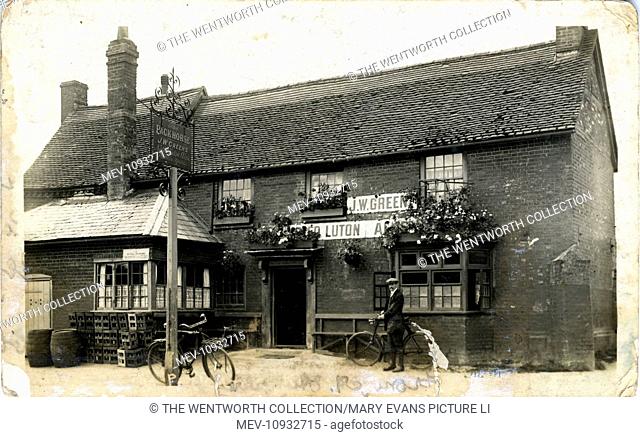 Pack Horse Inn, Dunstable, near Luton, Bedfordshire, England. Proprietor: JW Green