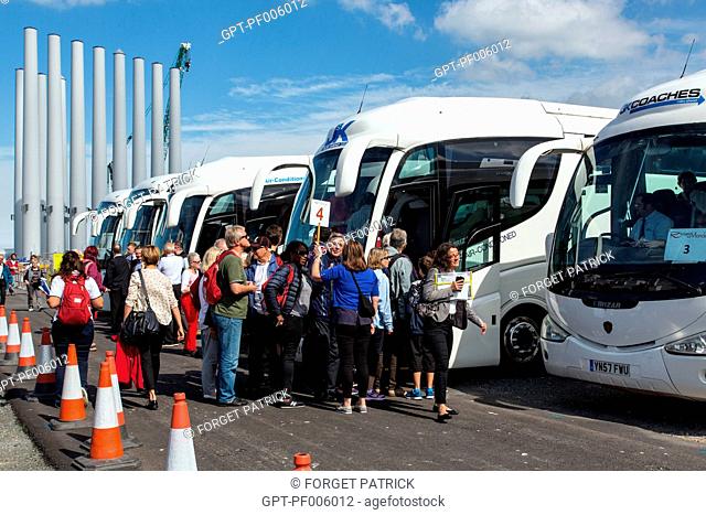 CRUISE PASSENGERS IN FRONT OF THE BUS FOR TRAVELERS AT THE PORT, BELFAST, ULSTER, NORTHERN IRELAND