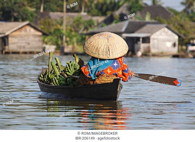 Woman on the way to floating market, Banjarmasin, South-Kalimantan, Borneo, Indonesia