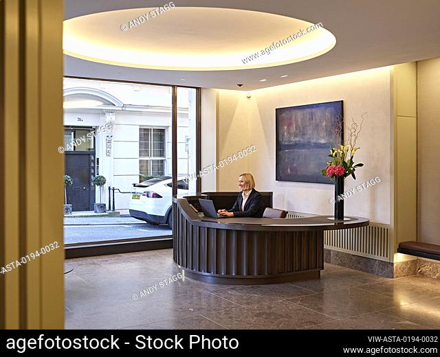 Reception desk and street view. 30 St James' Square, London, United Kingdom. Architect: Eric Parry Architects Ltd, 2021
