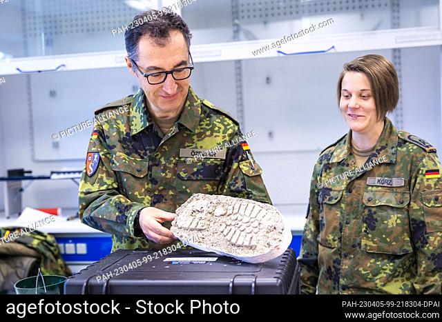 05 April 2023, Lower Saxony, Hanover: Cem Özdemir (Bündnis90/Die Grünen, l), Federal Minister of Food and Agriculture, takes part in a military exercise with...