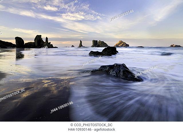 USA, sea stacks, seastack, OR, Oregon, coast, coastline, sea stack, beach, sea, ocean, Pacific Ocean, fog, haze, mist, sunrise, beach, water, Bandon Beach