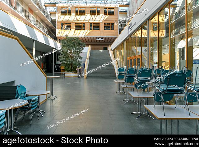 23 March 2020, Brandenburg, Frankfurt (Oder): The Gräfin-Dönhoff Building of the European University Viadrina is empty and closed