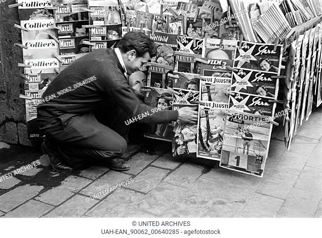 France - Geschäft, Kiosk, Zeitschriften, Mann, Kunde, Stern, Colliers, Paris Match 1960er, 1960s
