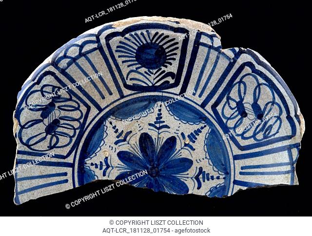 Half majolica dish, blue on white, stylized flower on mirror, rim in Wanli style, dish crockery holder earth discovery ceramics earthenware glaze