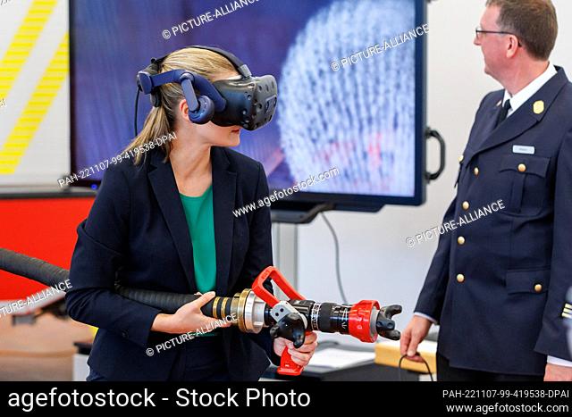 07 November 2022, Bavaria, Würzburg: Judith Gerlach (CSU), Digital Minister of Bavaria, tries out virtual training for indoor firefighting at the state...