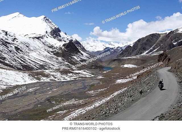 Landscape near Baralacha La Bara-Lacha-Pass, 4890m, Manali-Leh Highway, Lahaul and Spiti, Himachal Pradesh, India / Landschaft am Baralacha La Bara-Lacha-Pass