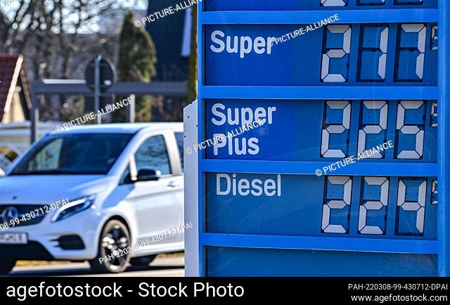 08 March 2022, Brandenburg, Frankfurt (Oder): A display panel at a gas station shows the fuel prices. For example, a liter of diesel costs 2.249 euros