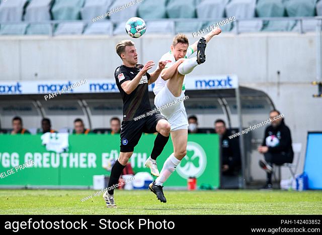 Marco Thiede (KSC) in a duels with Paul Jaeckel (Fuerth). GES / Football / 2. Bundesliga: Greuther Furth - Karlsruher SC, May 8th