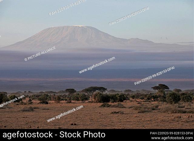 FILED - 22 August 2022, Kenya, Amboseli: Kibo, Africa's highest mountain in the Kilimanjaro massif, can be seen at dawn in Amboseli National Park
