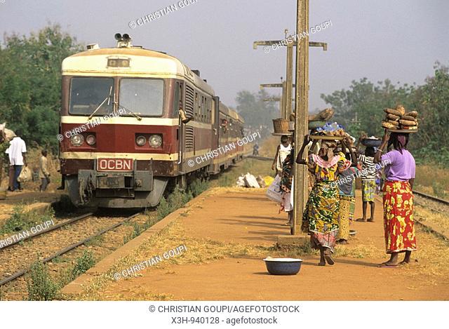 marchandes en gare, hawkers in railway station, †chaourou, Benin, Golfe de Guinee, Afrique de l'ouest, Gulf of Guinea, West Africa