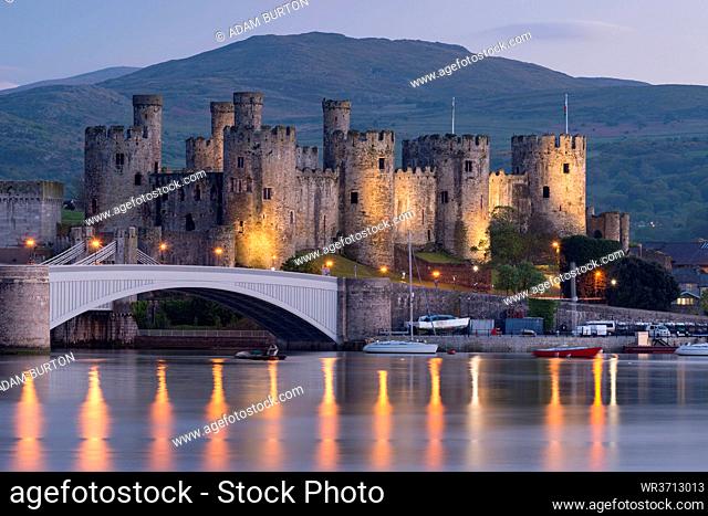Majestic ruins of Conwy Castle in evening light, UNESCO World Heritage Site, Clwyd, Wales, United Kingdom, Europe