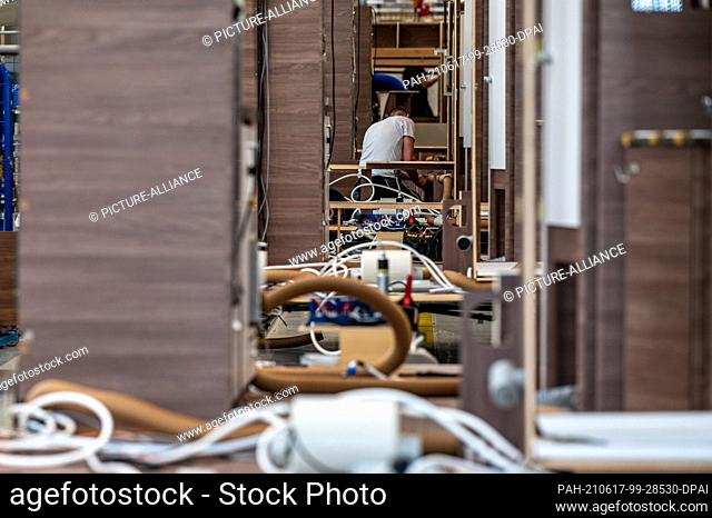16 June 2021, Bavaria, Jandelsbrunn: Workers assemble caravans at the Knaus-Tabbert AG factory. Photo: Armin Weigel/dpa. - Jandelsbrunn/Bavaria/Germany