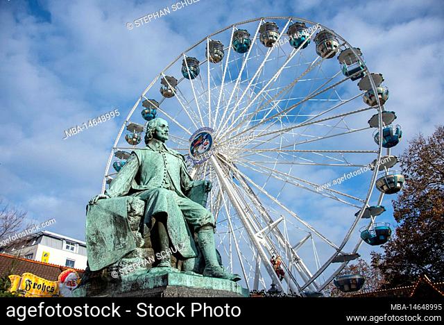 Otto von Guericke monument, Ferris wheel, Christmas market, Magdeburg, Saxony-Anhalt, Germany