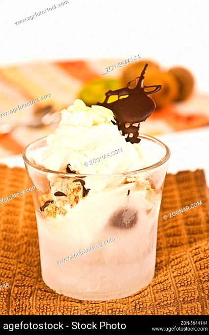 Baiser-Eis-Dessert mit Schokolade im Gls