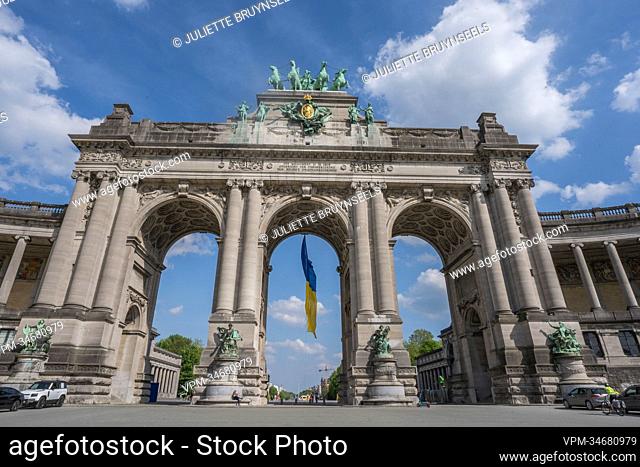 Illustration picture shows the Ukrainian flag as it hangs from the center of the triumphal arch (arch de triomphe - triomfboog) at the Jubelpark - Parc du...