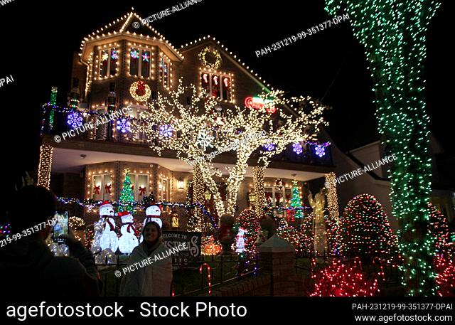 18 December 2023, USA, New York: A house decorated for Christmas in Dyker Heights. (to dpa ""Party every day - Dyker Heights Christmas attraction"") Photo:...