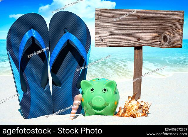 Sparschwein, Flips Flops und leeres Holzschild am Strand