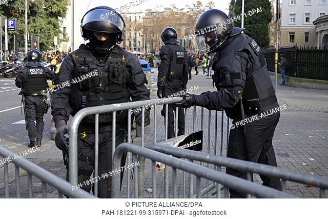 21 December 2018, Spain, Barcelona: Police are working on a perimeter. Thousands of people in the conflict region of Catalonia have protested against a meeting...