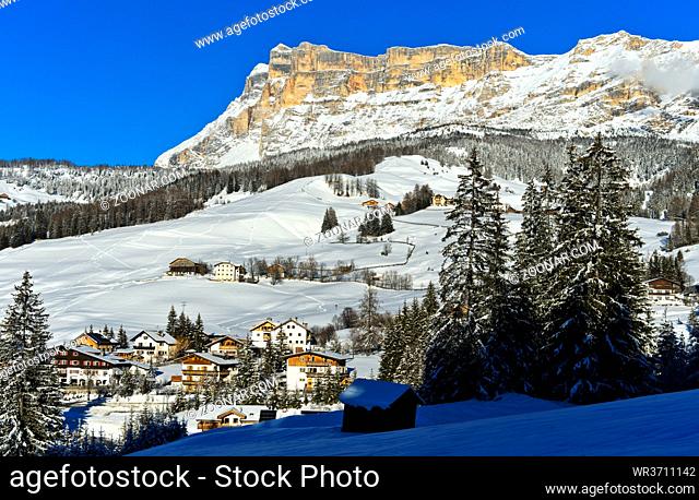 Winterlandschaft mit Heiligkreuzkofel, Sasso di Santa Croce, Alta Badia, Dolomiten, Südtirol, Italien / Mountainous winter landscape with peak Sasso di Santa...