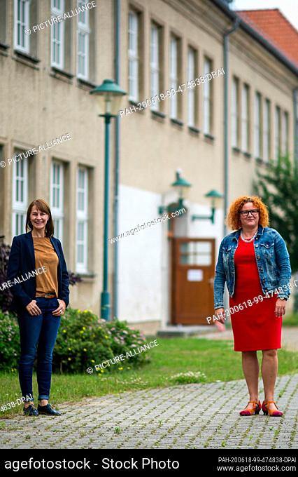 18 June 2020, Saxony-Anhalt, Gardelegen: The initiators of the scholarship ""Gardelehrer"", Sandra Hietel (l, CDU), chairwoman of the social committee of the...