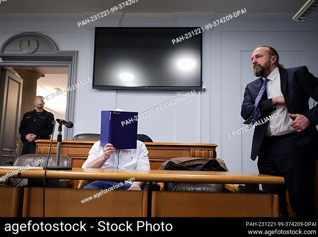 21 December 2023, Schleswig-Holstein, Kiel: The defendant (M) and his lawyer Jens Hummel (r) wait in the courtroom for the trial day to begin