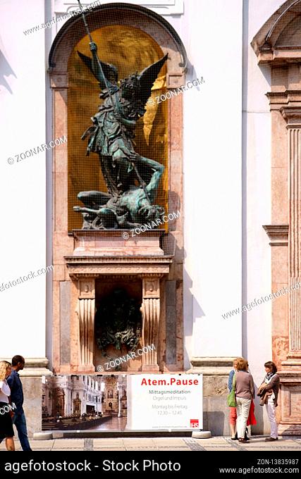 München, Deutschland - Juni 29, 2018: Die Skulptur des Erzengels Michael beim Töten des Bösen der St. Michael Kirche am 29. Juni 2018 in München