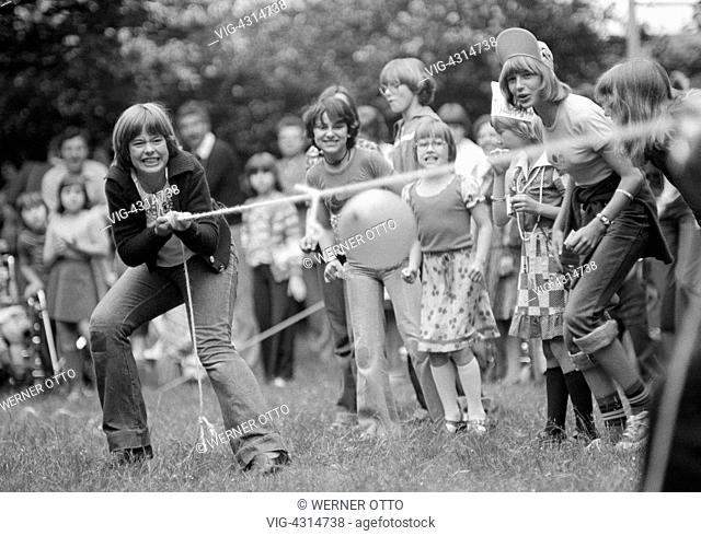 DEUTSCHLAND, OBERHAUSEN, STERKRADE, 30.06.1977, Seventies, black and white photo, people, children, girl, tug-of-war, childrens playground