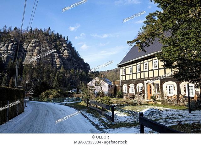 Germany, Saxony, Oberlausitz, Oybin, street with Umgebindehaus and Mount Töpfer