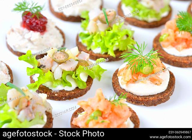 Leckeres Fisch-Fingerfood mit Lachstatar, Matjestatar und Forellencreme mit Preiselbeeren - Finger food with salmon tartar