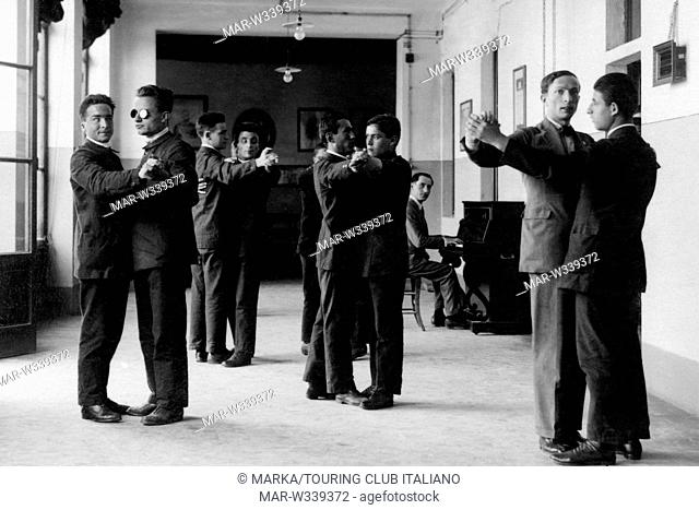 firenze, uomini danzano in una sala dell'istituto casa dei ciechi, 1920-30 // Florence, men dance in a room of the home of the blind institute, 1920-30