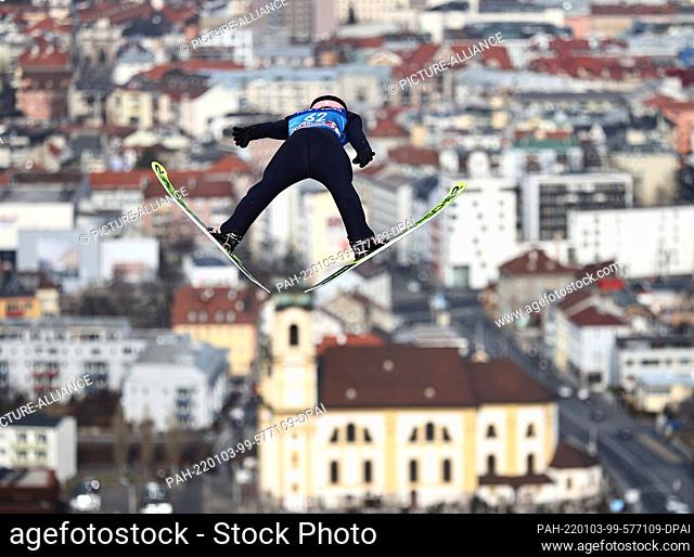 03 January 2022, Austria, Innsbruck: Nordic skiing/ski jumping: World Cup, Four Hills Tournament, large hill, men, training. Pius Paschke from Germany