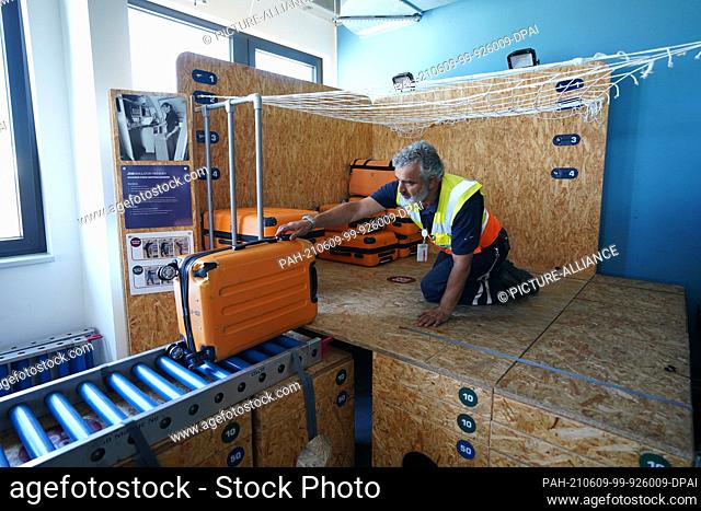 09 June 2021, Hamburg: Aircraft handler Erdogan Sati practices loading and unloading in an aircraft belly in a simulator