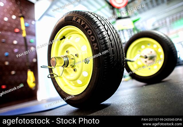 06 November 2020, Lower Saxony, Langenhagen: A dumbbell with car tires as its weight stands on the floor in a closed fitness studio of Peter Firnhaber