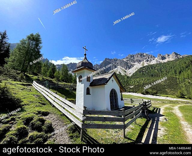 Chapel at Eppzirler Alm in Eppzirler Valley, panorama, Giessenbach, Freiungspitzen, Erlspitze, Oberbrunnalm, hiking trail, nature, mountains, blue sky, activity