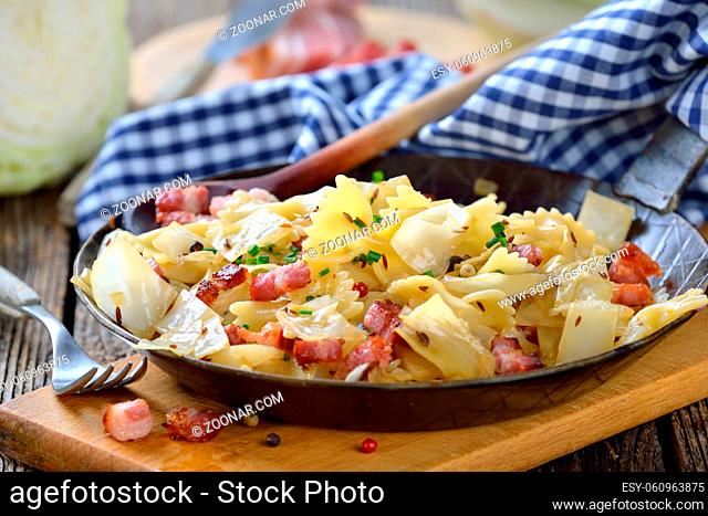 Deftige österreichische Küche: Krautfleckerl mit Nudeln, Weißkraut und geröstetem Speck - Austrian cuisine: Pasta with stewed white cabbage and bacon