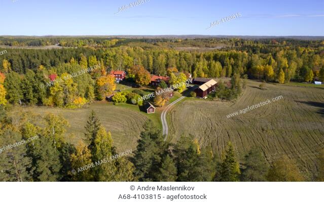 An agricultural property located on the old country road to Ängelsberg, at the height of Skommarbo.