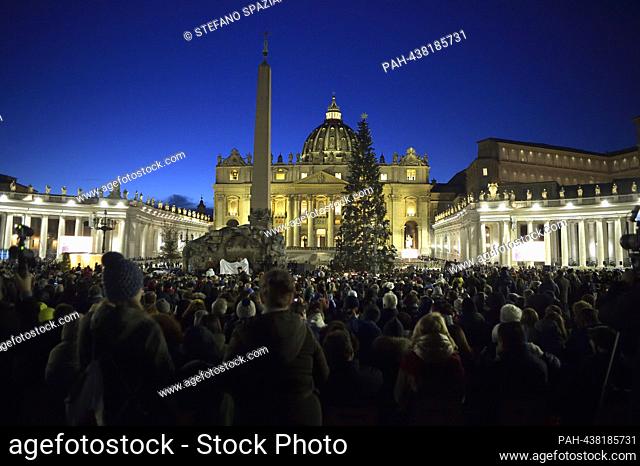 Ceremonia de presentación de la escena de la Natividad y la iluminación del árbol de Navidad en la plaza San Pedro en el Vaticano