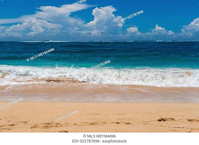 Schöner einsamer Sandstrand in der Karibik mit weißem Sand und blauem Himmel
