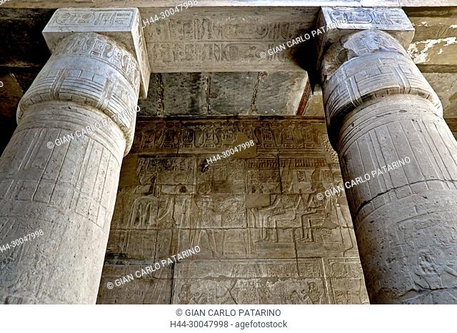 Luxor, Egypt, West Bank, Qurna. The funerary temple of the pharaoh Menmaatra Seti I (XIX° dyn.) in Qurna: interior view with columns, walls and hieroglyphs