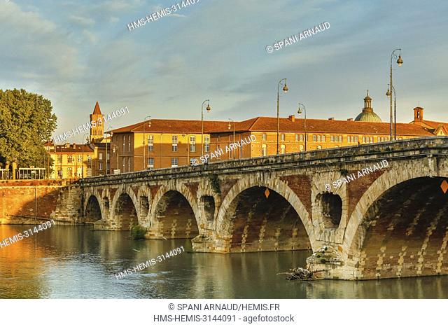 France, Haute Garonne, Toulouse, listed at Great Tourist Sites in Midi-Pyrenees, banks of the Garonne, Neuf bridge, New Bridge and Hotel-Dieu at sunset