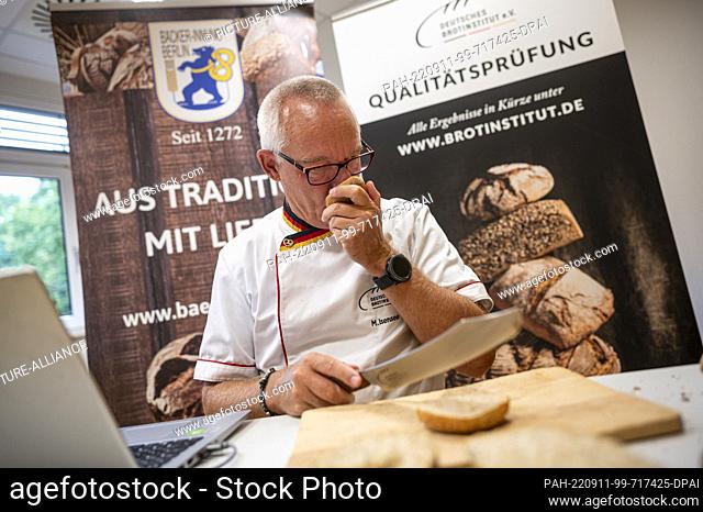 08 September 2022, Berlin: Michael Isensee, roll tester of the Deutsches Brotinstitut e.V. (German Bread Institute), tests rolls of various types in the Berlin...