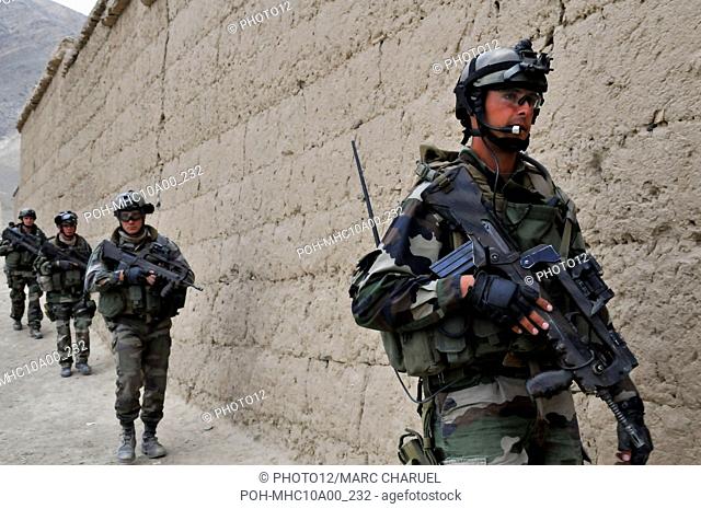 GA081107CHA173 Afghanistan. Novembre 2008. Soldats francais des GCP (Groupe commando parachutiste) du 8eme RPIMa en Patrol dans la vallee de Nijrab