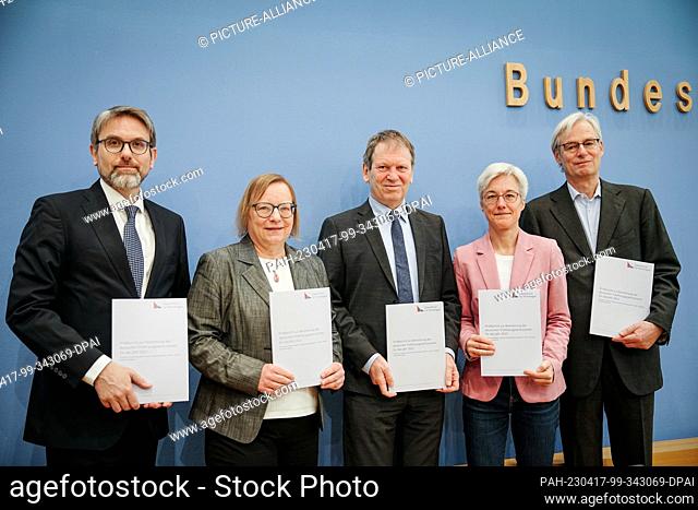 17 April 2023, Berlin: The Expert Council on Climate Issues with Marc Oliver Bettzüge (l-r), Council Member ERK, Energy Economics Institute at the University of...