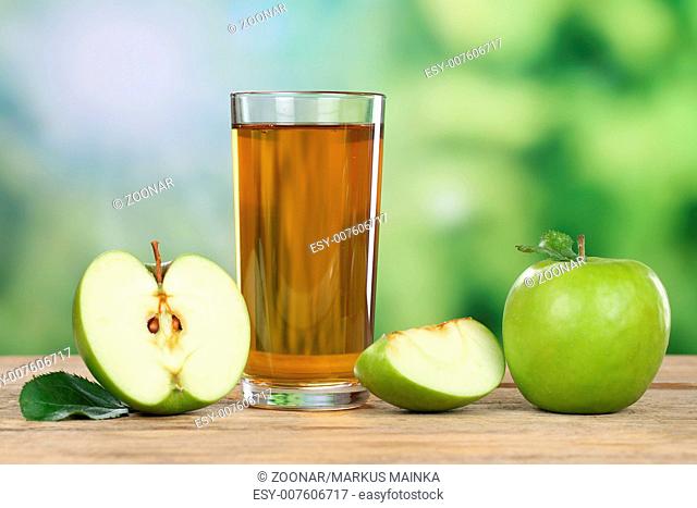 Apfelsaft mit grünem Apfel im Sommer