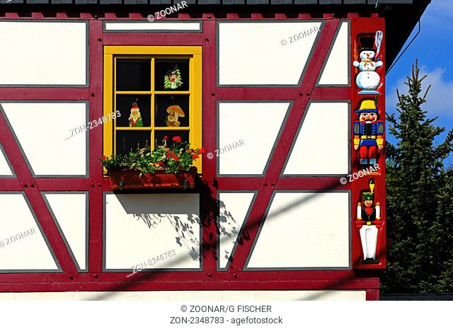 Traditionelles erzgebirgisches Fachwerkhaus, Seiffen, Erzgebirge, Sachsen, Deutschland / Traditional half-timbered house, Seiffen, Erzegbirge or Ore Mountains