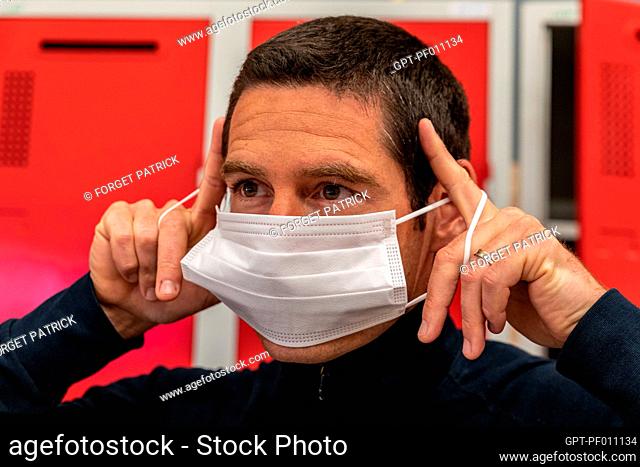 A FIREFIGHTER'S CORRECT PRACTICES FOR PUTTING ON A SURGICAL MASK, FIRE AND EMERGENCY SERVICE OF THE EURE, EVREUX, FRANCE