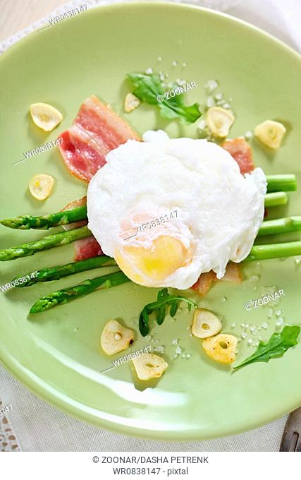 Salad with green asparagus with poached egg
