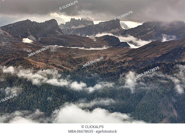 Europe, Italy, Veneto, Belluno. The Giau pass as seen from Col di Lana with Nuvolau and Ra Gusela, Croda da Lago, Lastoni of Formin and Cernera, Dolomites