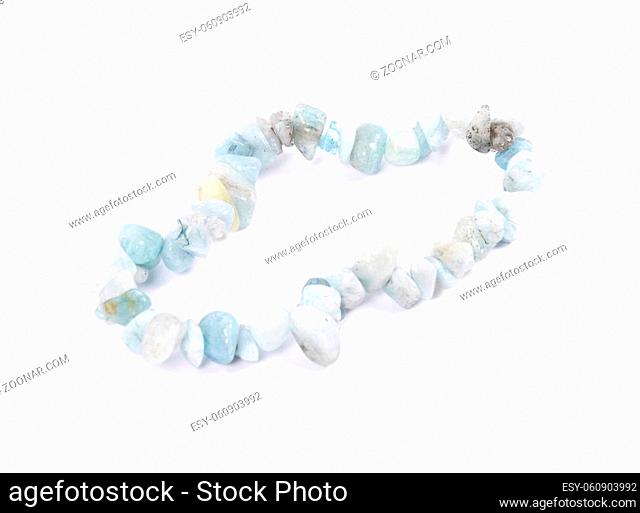 Aquamarin Splitterkette auf weißem Hintergrund - Splintered aquamarine chain on white background